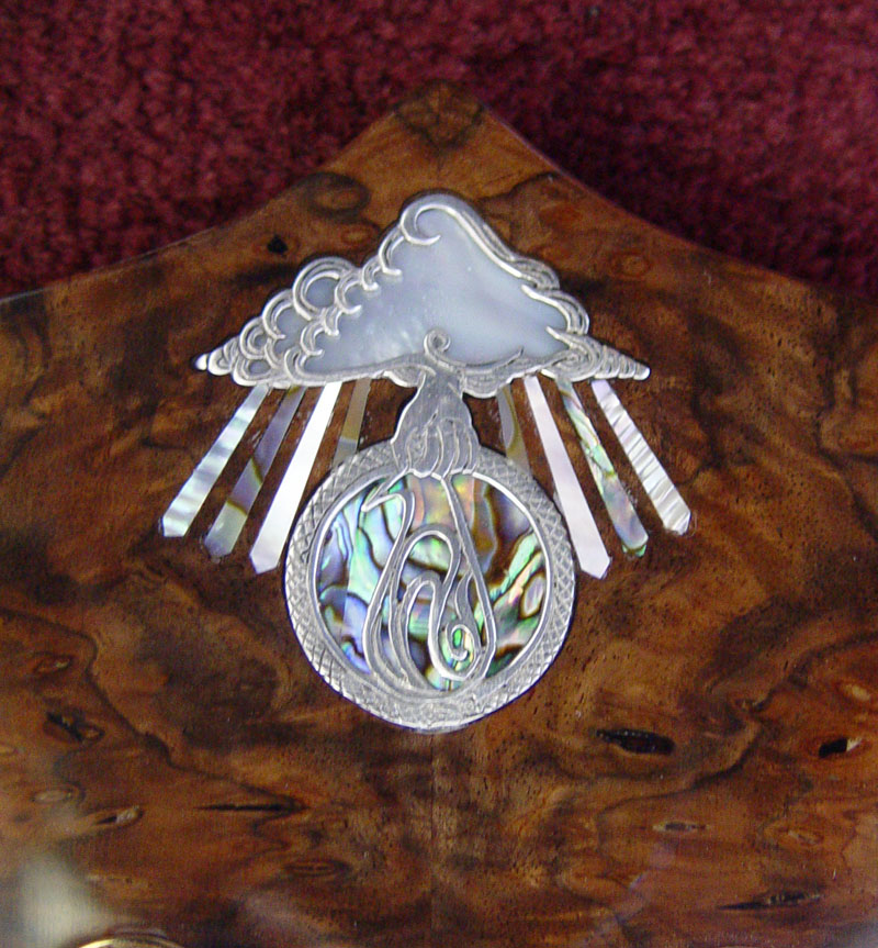 Logo with rays